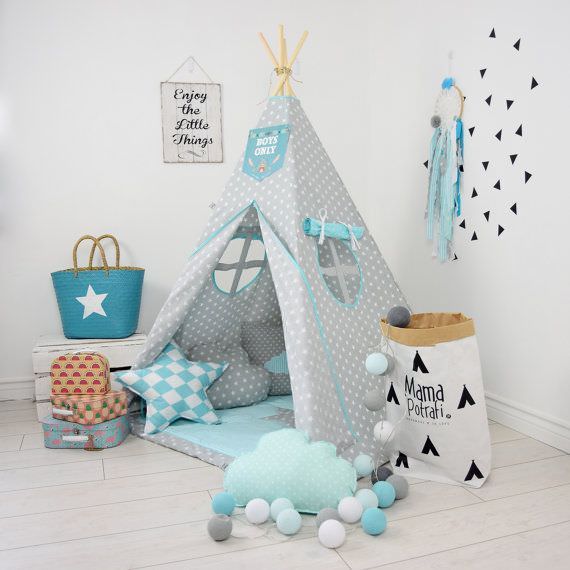 اتاق خواب کودک پسری که داخل آن چادر سرخپوستی طوسی و بالش های فانتزی ابر و ستاره قرار داده شده است